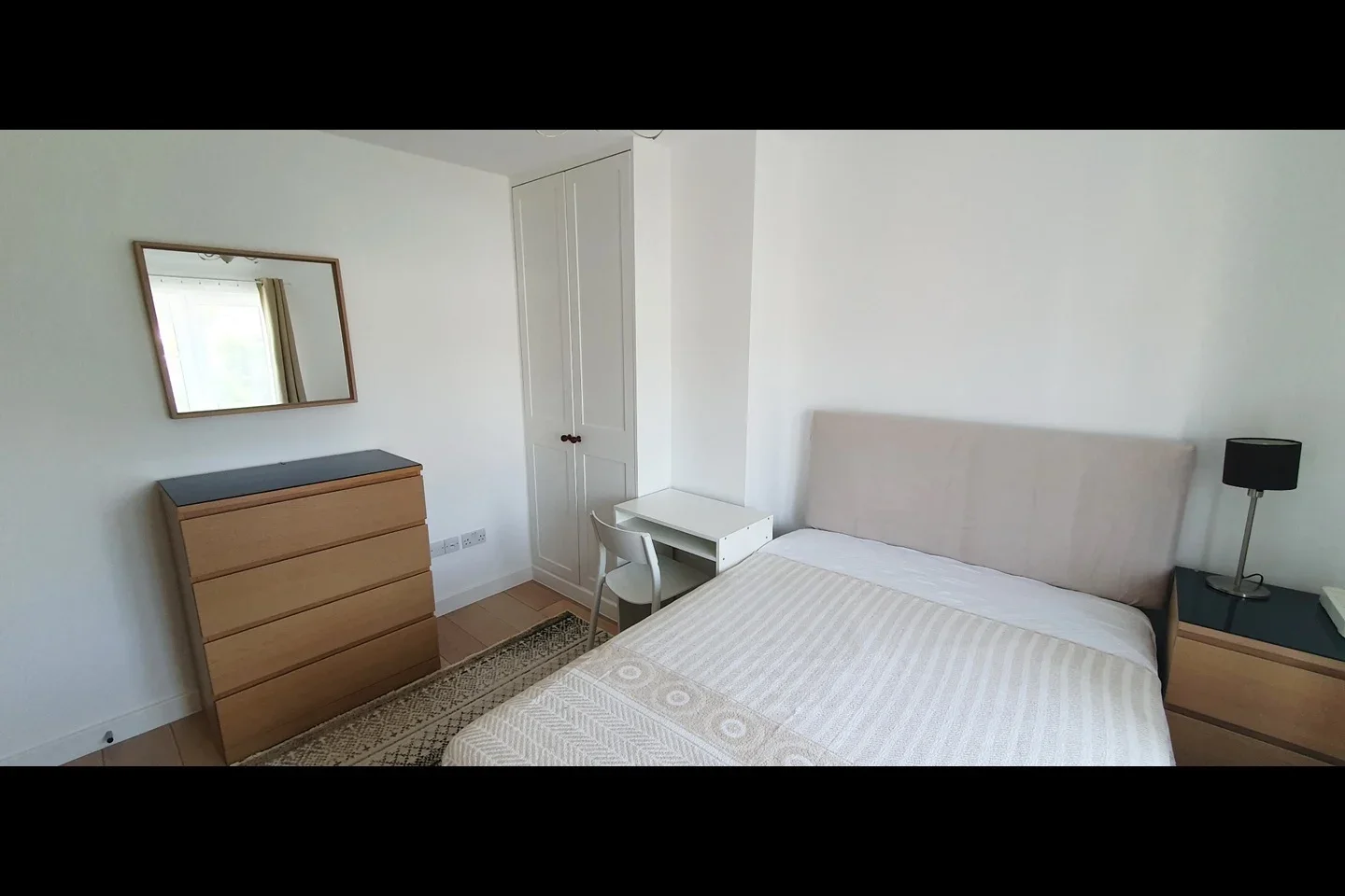 Room Westfield Road in Greater London