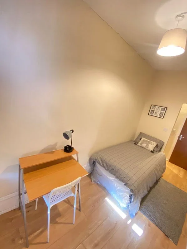 Room Farleigh Road in Greater London