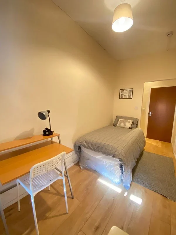 Room Farleigh Road in Greater London