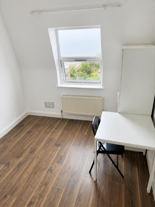 Flat Wightman Road in Greater London