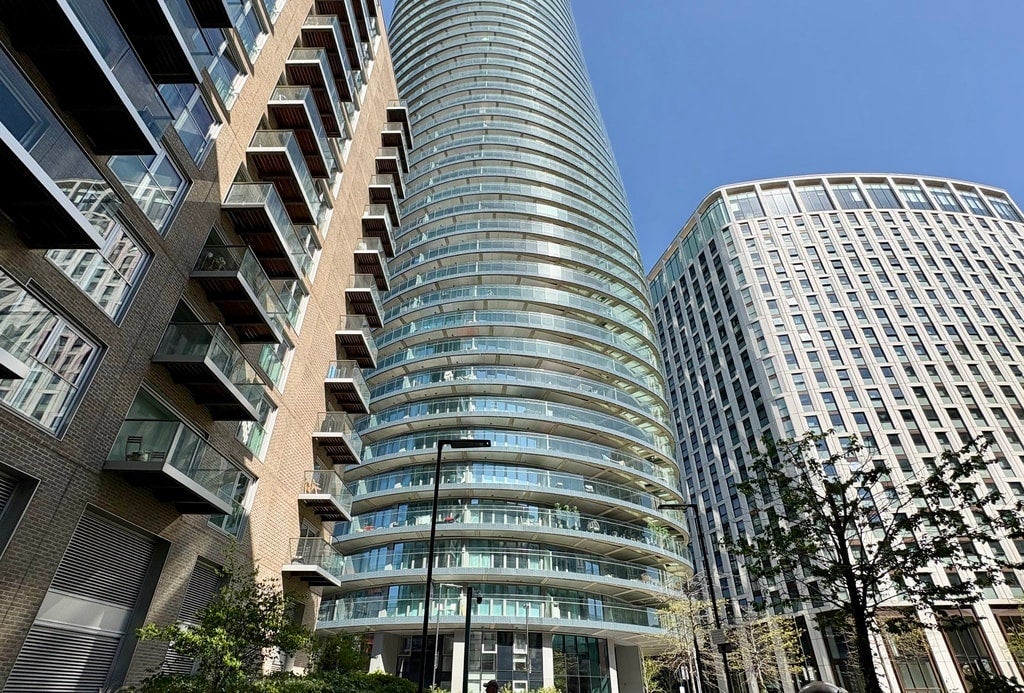 Flat Crossharbour Plaza in Greater London