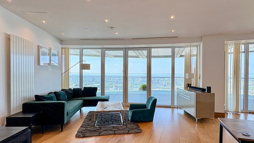 Flat Crossharbour Plaza in Greater London