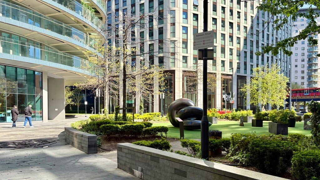 Flat Crossharbour Plaza in Greater London