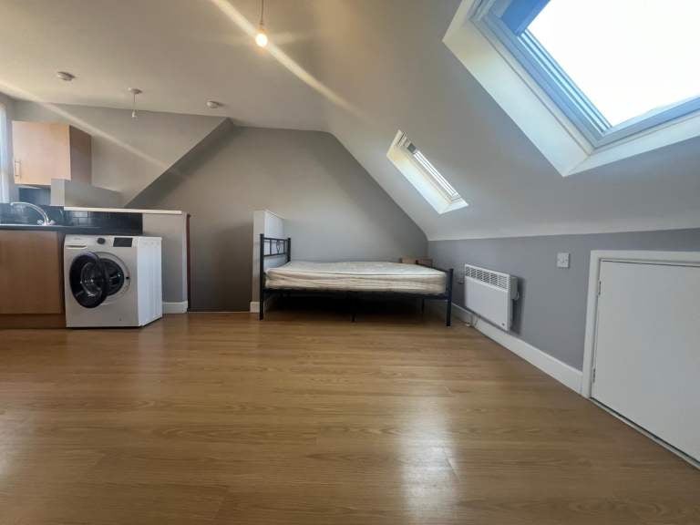 Flat Greenford Road in Greater London