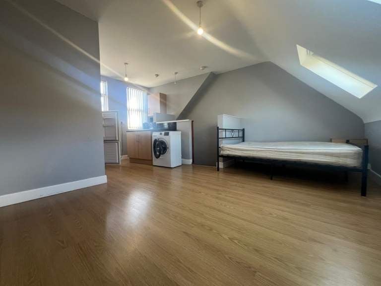 Flat Greenford Road in Greater London