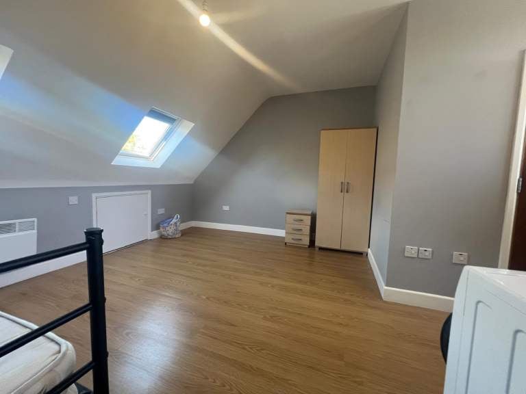 Flat Greenford Road in Greater London