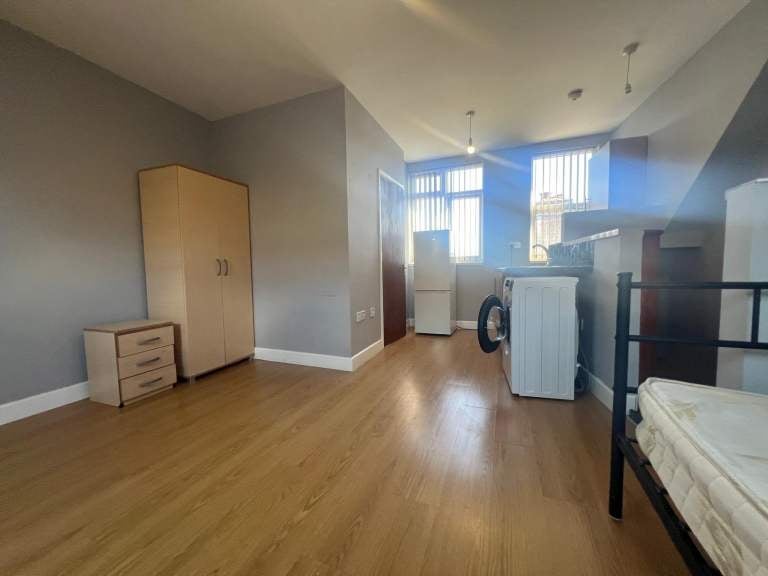Flat Greenford Road in Greater London