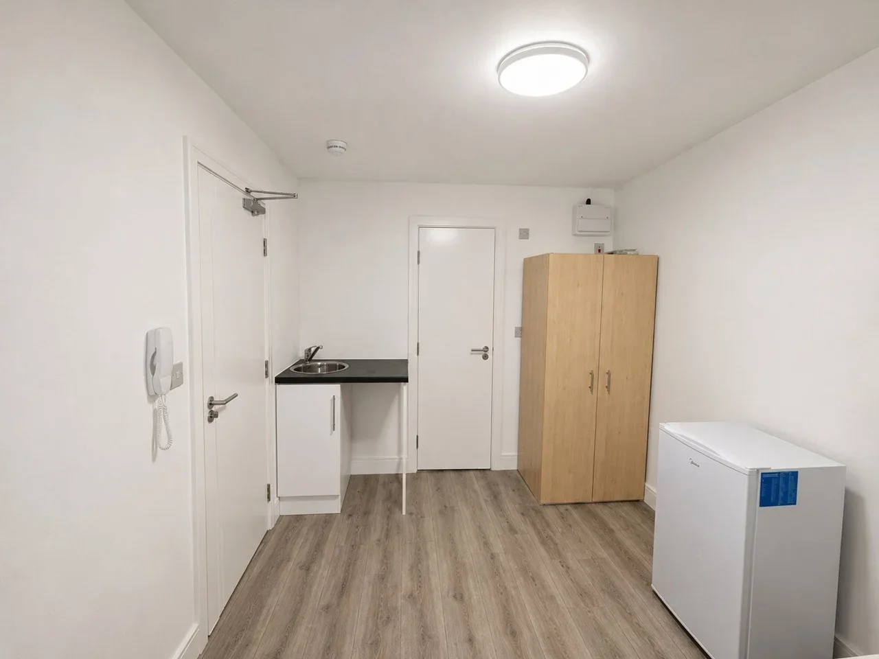 Flat Bannister Close in Greater London