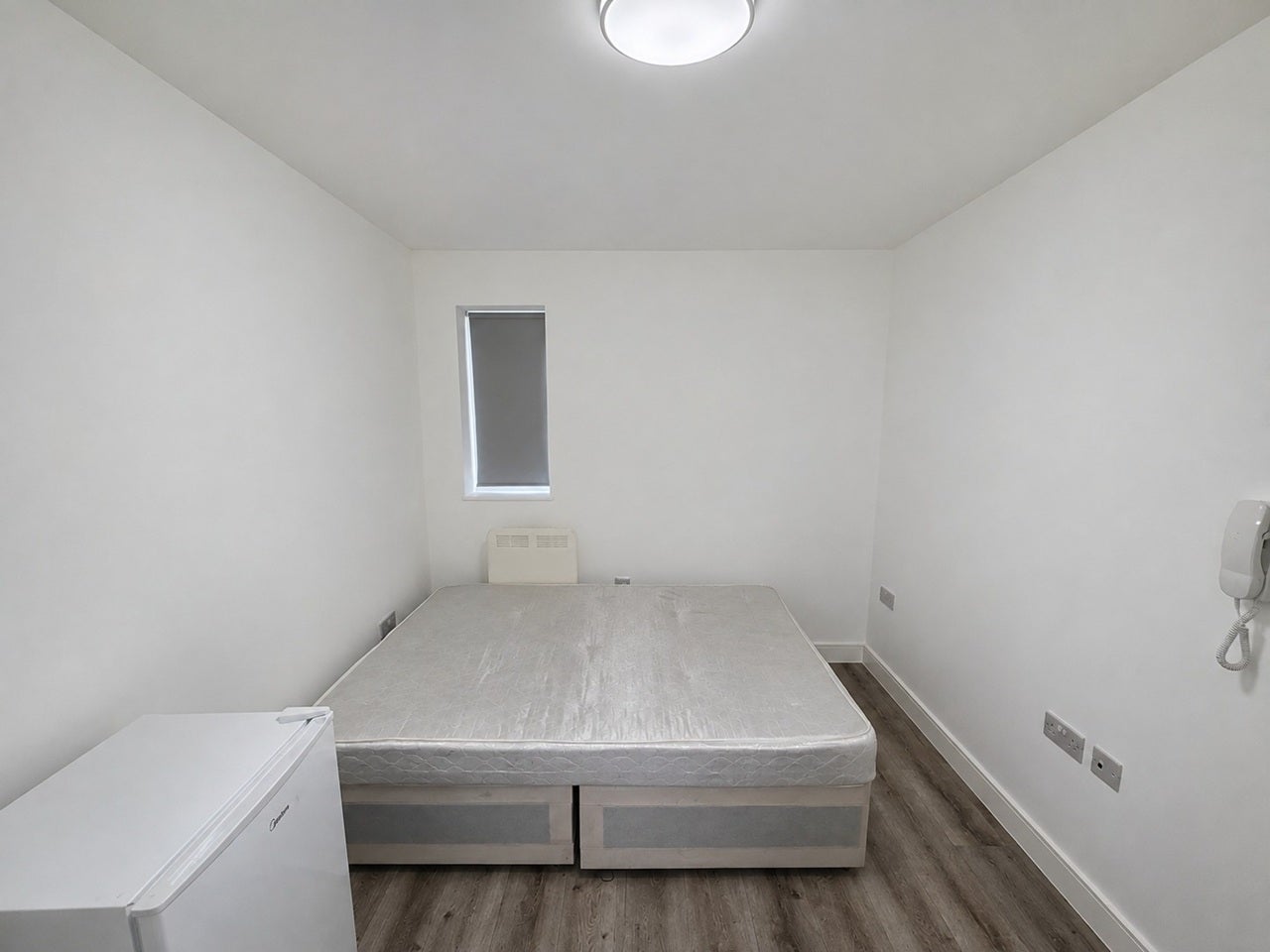 Flat Bannister Close in Greater London