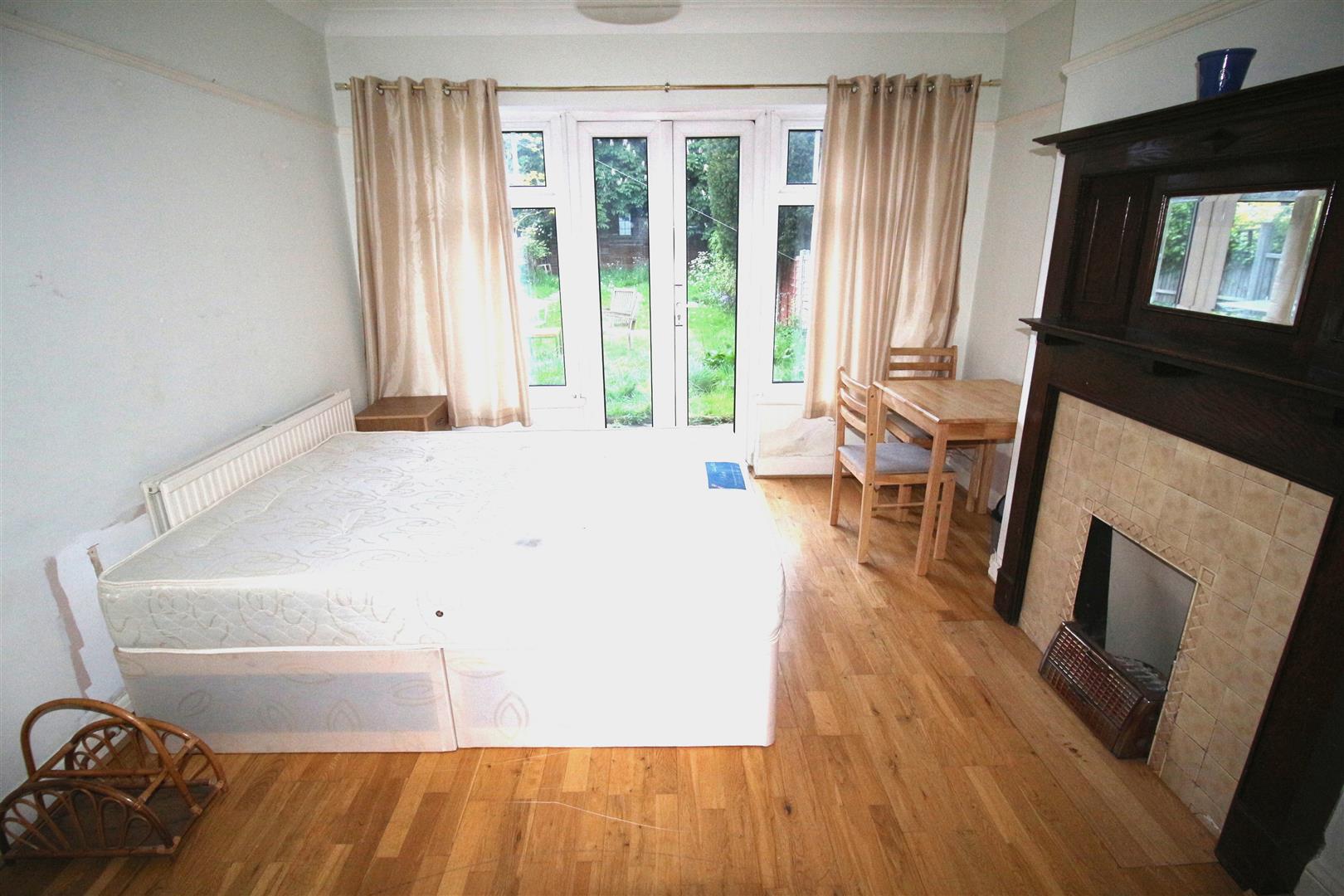 Room Alicia Avenue in Greater London