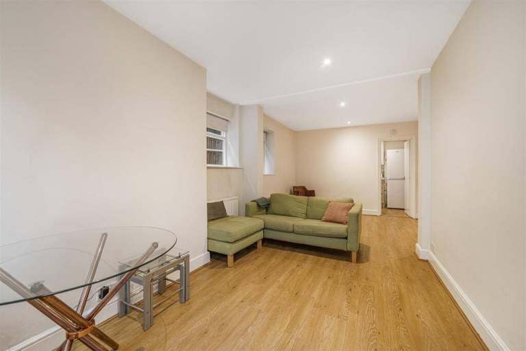 Flat Palace Road in Greater London