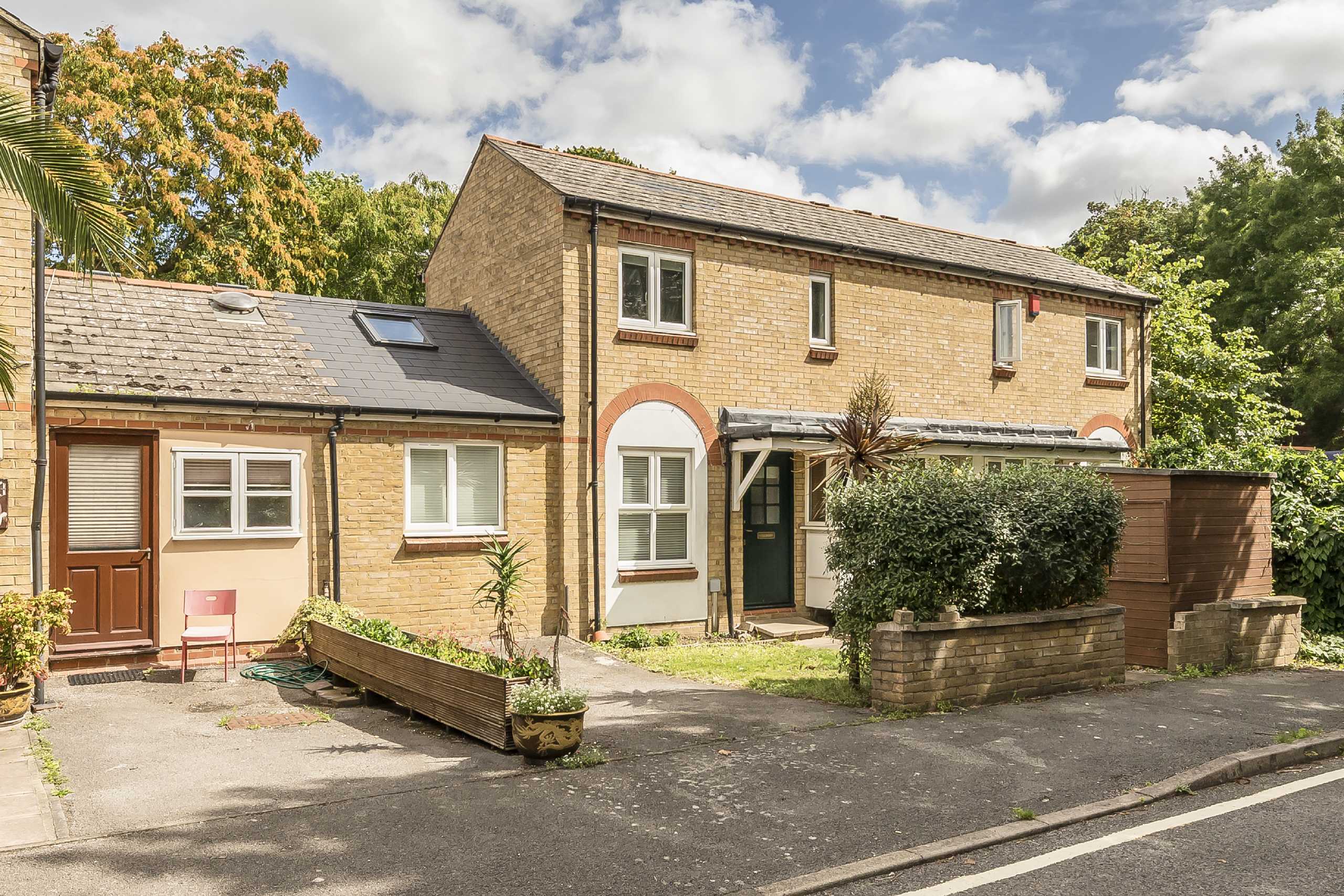 House Longfellow Way in Greater London