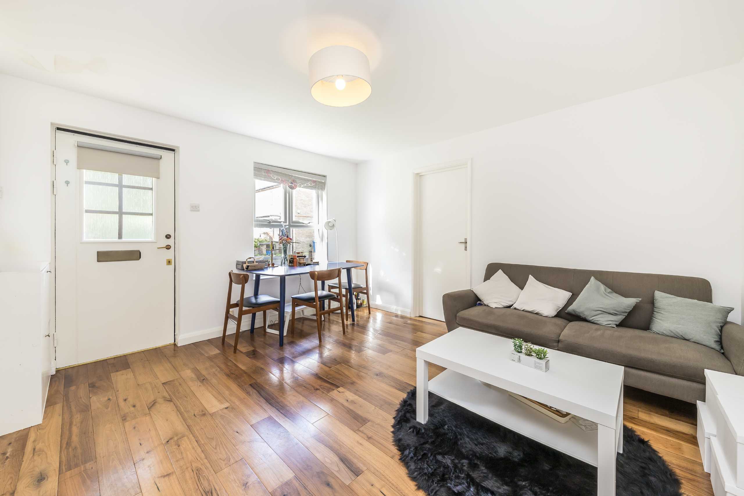 House Longfellow Way in Greater London