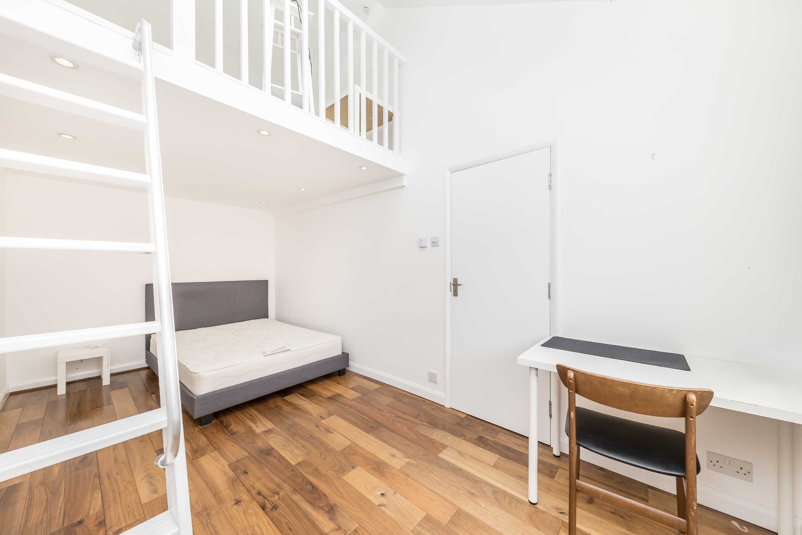 House Longfellow Way in Greater London