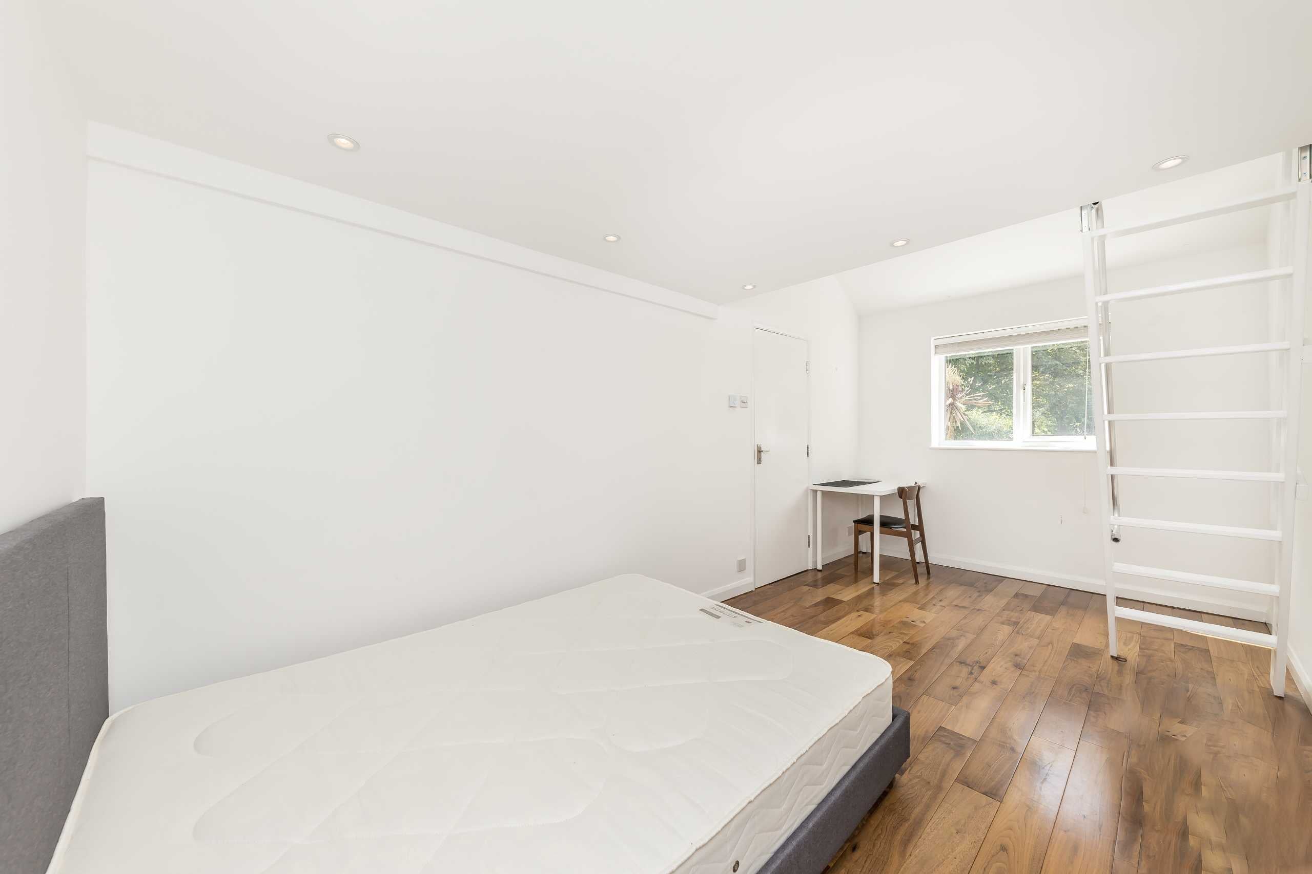 House Longfellow Way in Greater London