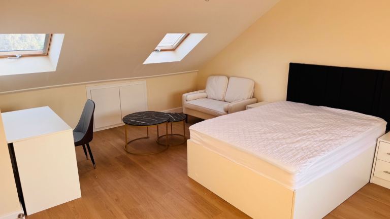 Flat Parlaunt Road in Slough