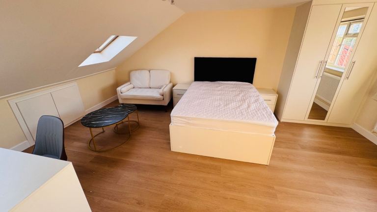 Flat Parlaunt Road in Slough