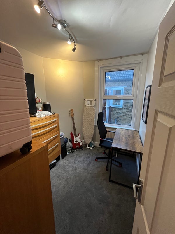 Room Rowfant Road in Greater London