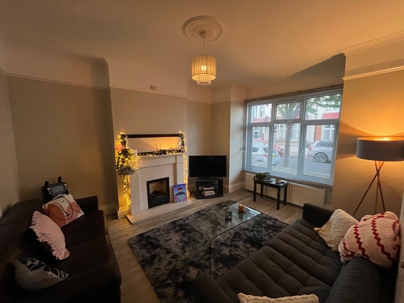 Room Rowfant Road in Greater London