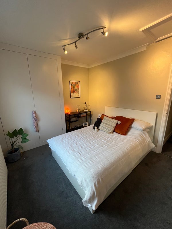 Room Rowfant Road in Greater London