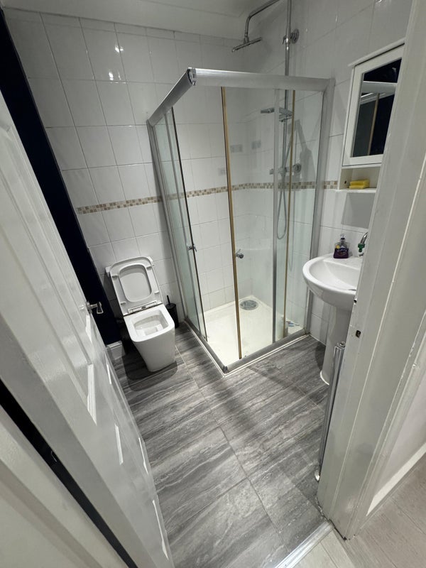 Room Upton Park in Slough