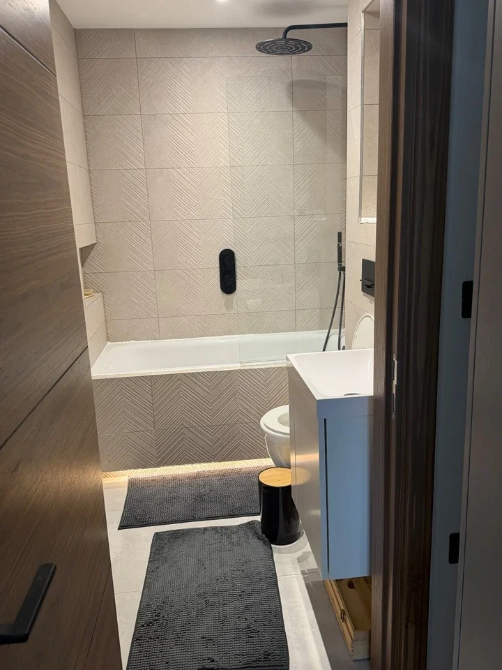 Room Telegraph Avenue in Greater London