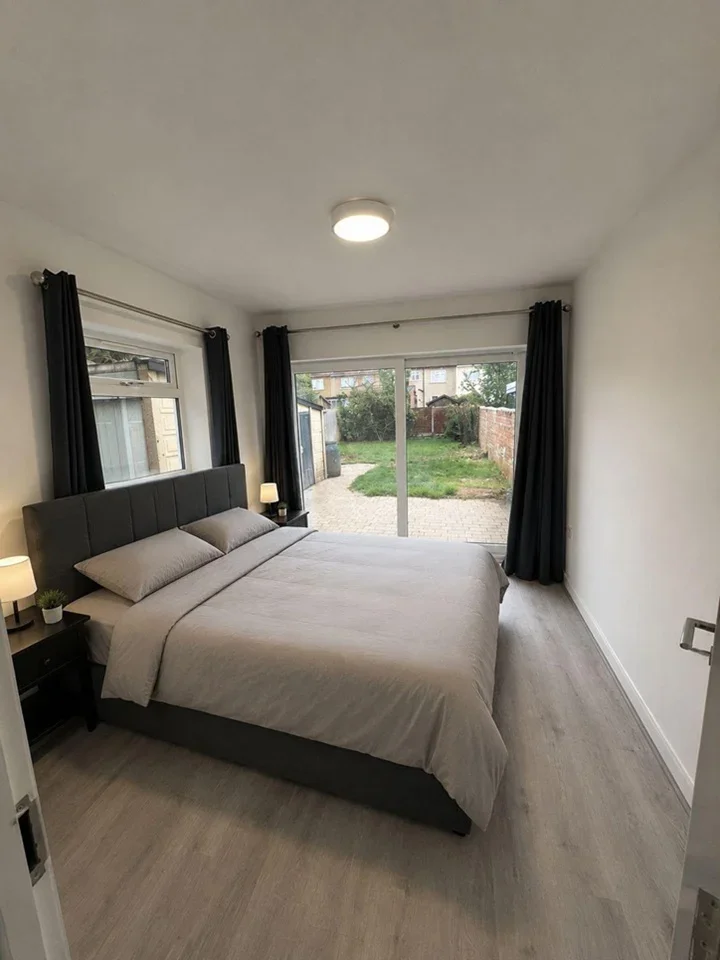 Room Weymouth Road in Greater London