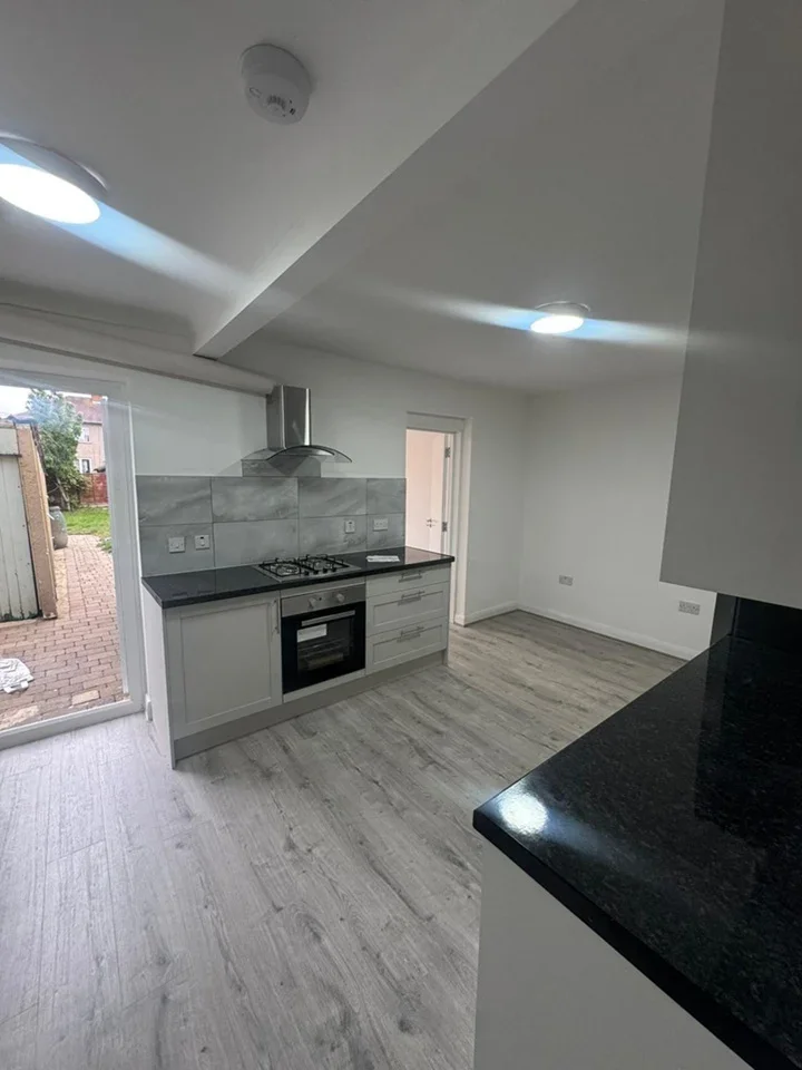 Room Weymouth Road in Greater London