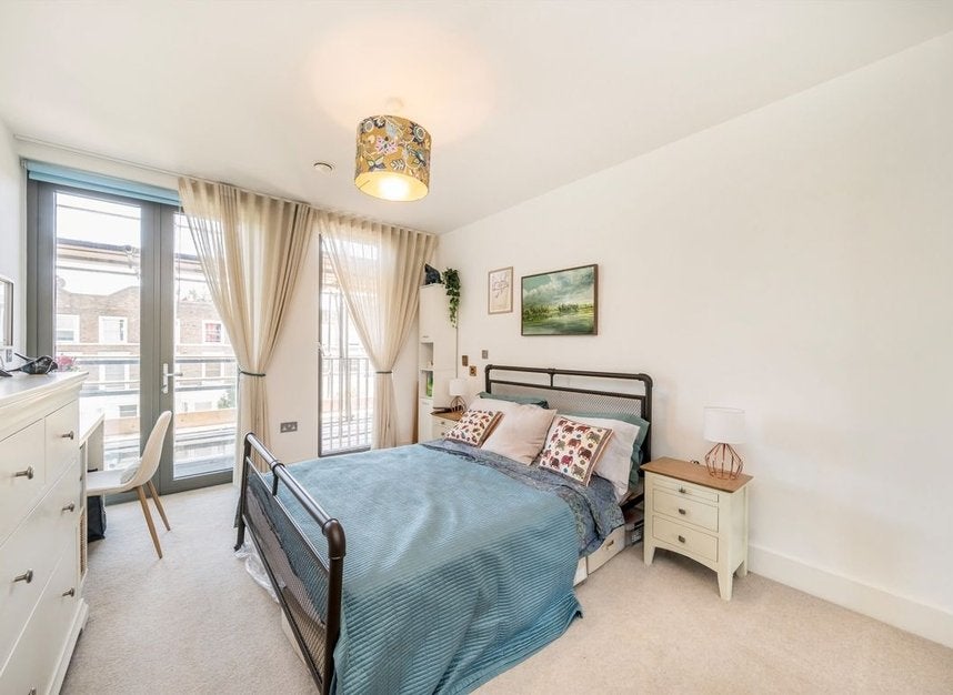 Flat Kilburn Park Road in City of Westminster