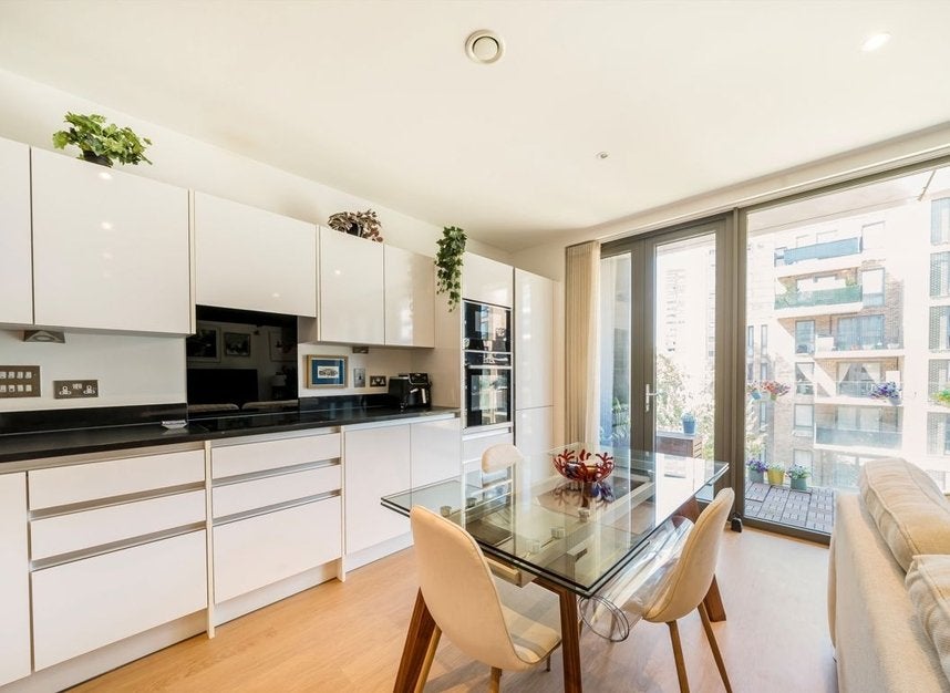 Flat Kilburn Park Road in City of Westminster