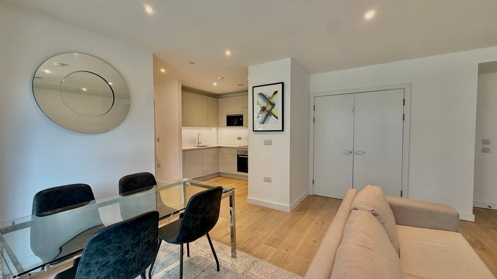 Flat Walworth Square in Greater London
