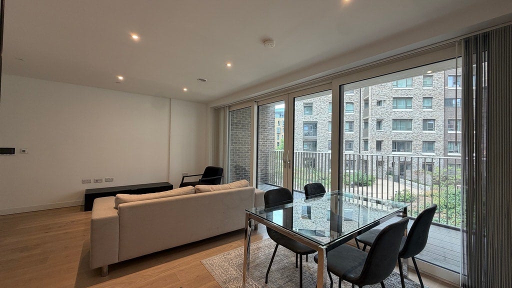 Flat Walworth Square in Greater London