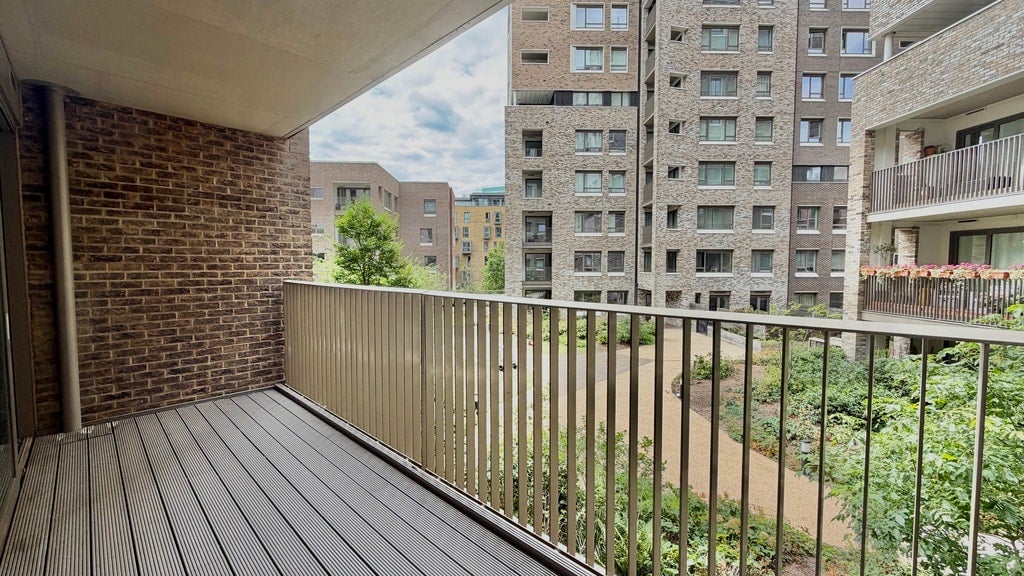 Flat Walworth Square in Greater London