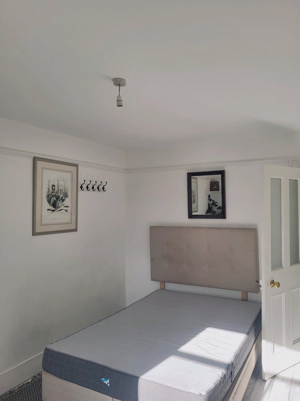 Room Erlanger Road in Greater London
