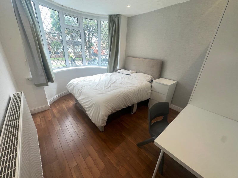 Room Hollydale Road in Birmingham