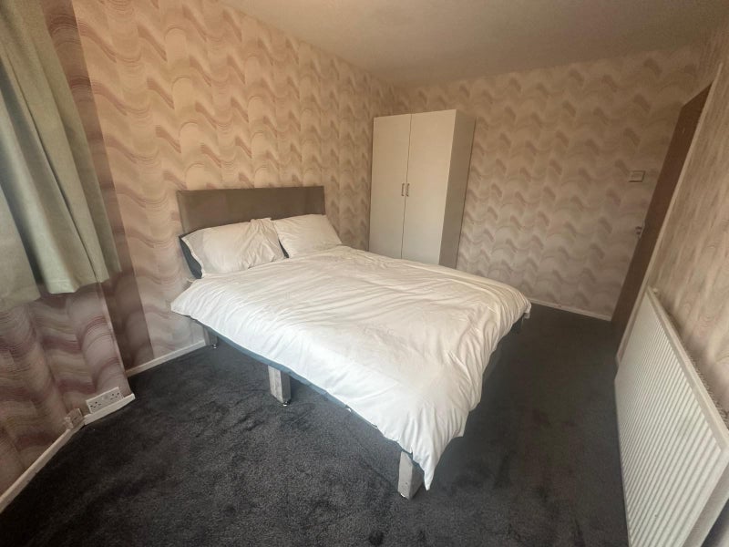 Room Hollydale Road in Birmingham