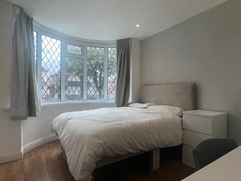 Room Hollydale Road in Birmingham