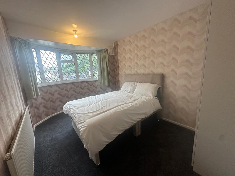Room Hollydale Road in Birmingham