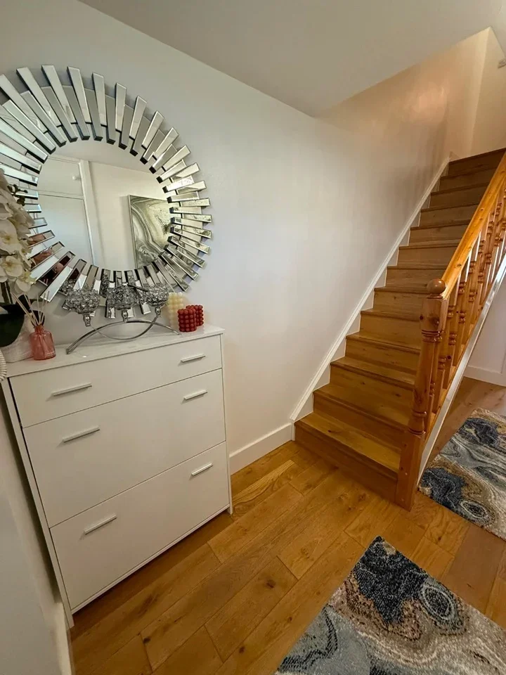 Flat Ravensworth Court in Greater London