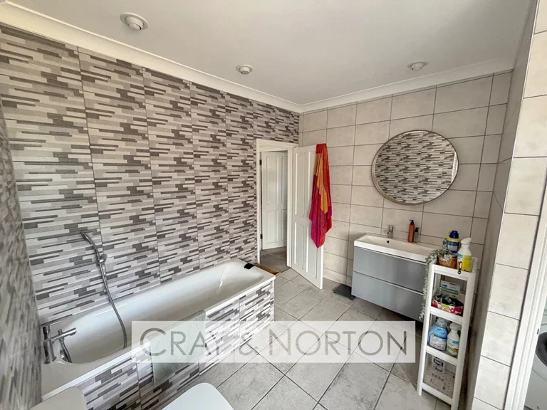 Flat Lower Addiscombe Road in London