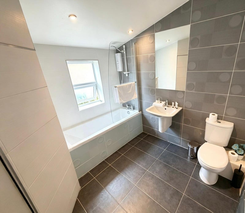 Room Lynton Road in Greater London