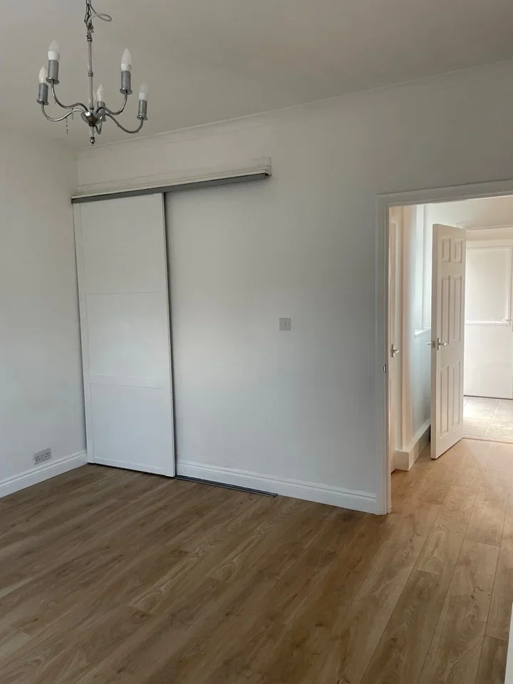 Flat Baron Road in Greater London
