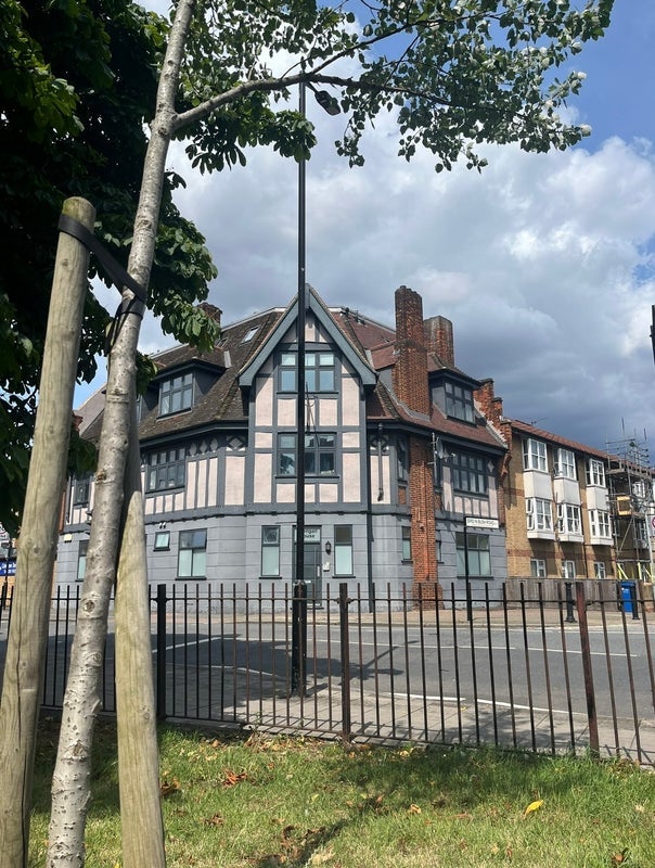 Room Bird in Bush Road in Greater London
