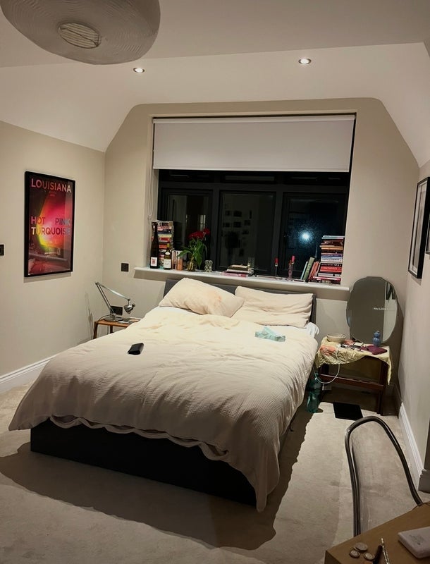 Room Bird in Bush Road in Greater London