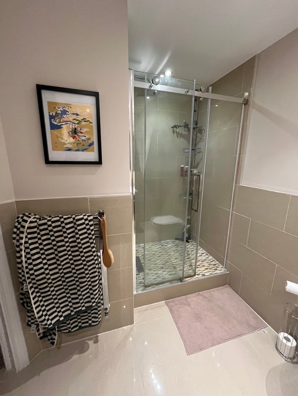 Room Bird in Bush Road in Greater London