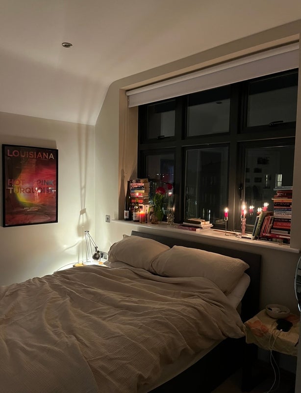 Room Bird in Bush Road in Greater London