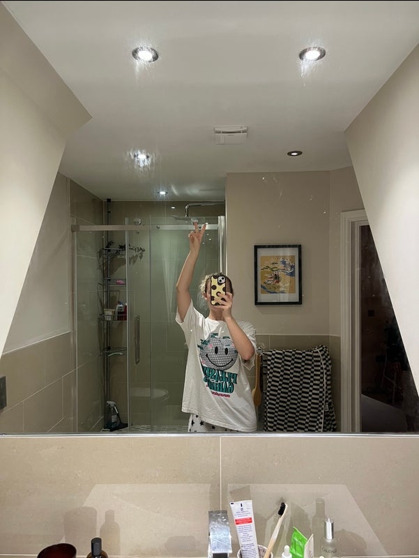 Room Bird in Bush Road in Greater London
