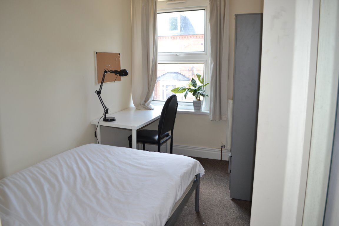 Room Dawlish Road in Birmingham