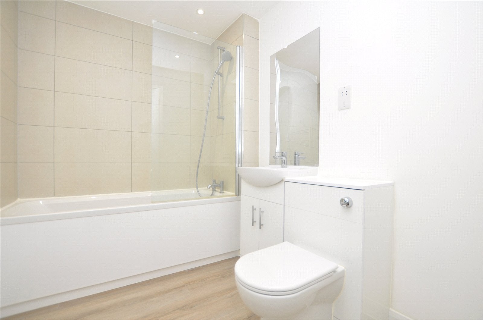 Flat Farnborough Road in Rushmoor