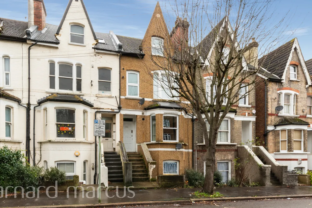 Flat Heathfield Road in Greater London